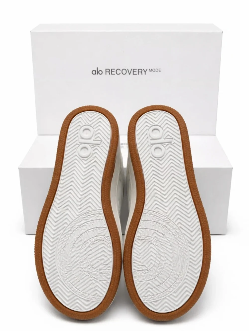 NWT alo Recovery Mode White Sneakers size 7.5 woman